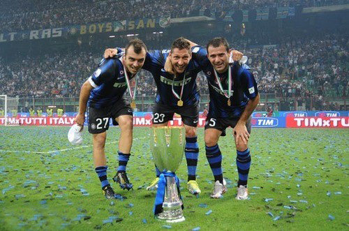Pandev, Materazzi & Stanković with the trophy
