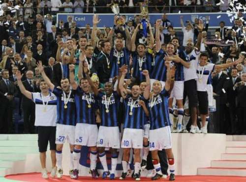 Goran Pandev and his teammates celebrate winning the Coppa Italia; photo: Inter.it