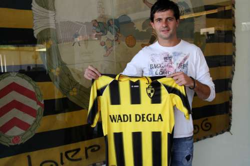 Boban Grncarov with a Lierse jersey; photo: lierse.com