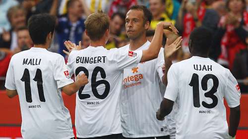 Noveski (2nd from right) celebrates his goal; photo: bundesliga.de