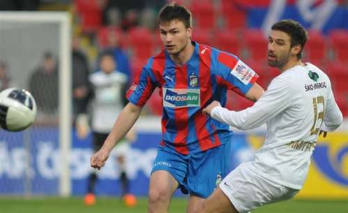 Vladimir Dimitrovski (R) in action for Mladá Boleslav; photo: idnes.cz