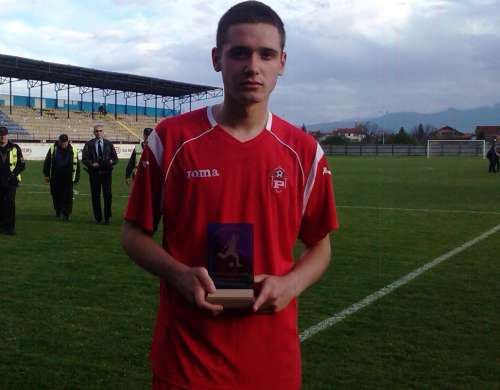 Velkovski with his award for Best young player of the first half-season 2011/12