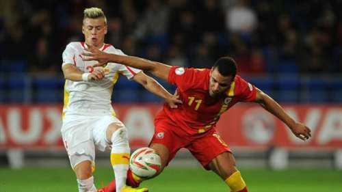 Ezgjan Alioski (L) during his debut; photo: Yahoo!