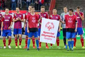 Kire Ristevski (second from left) before the start of the match, photo: vasasfc.hu